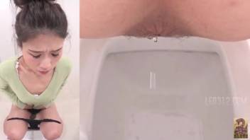 فتيات آسيويات جميلات يتبرزن في مرحاض عام 3