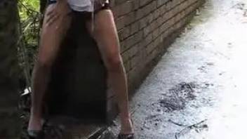 Sexy girl pissing